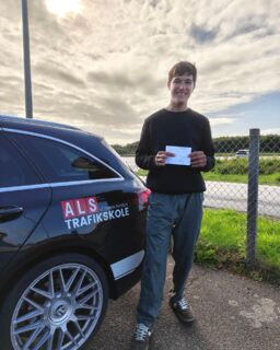 SÅDAN SILAS! 🥳🚗💨

Ikke nok med at Silas har fødselsdag i dag – han snuppede også lige et kørekort med hjem som fødselsdagsgave! 🇩🇰🔥

Kæmpe stort tillykke med både fødselsdagen og det spritnye kørekort! 💪🎂🚗

Den fødselsdag bliver sgu svær at slå næste år! 😂🇩🇰

#Kørekort #Køreprøve #Bestået #AlsTrafikskole #Sønderborg