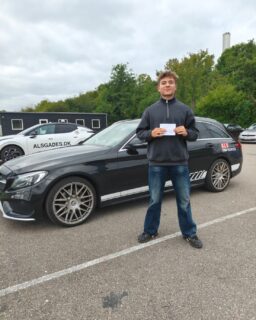 Så fik vi sgu også Achille igennem køreprøven! 💪🚗💨

Mega stærkt kørt, Achille! 😎🙌 Nu er kortet i hus, og du kan for alvor komme ud og nyde friheden på vejene! 🥳

Stort tillykke herfra – kæmpe godt gået! 👏🔥

#AlsTrafikskole #Kørekort #Bestået #Køreprøve #Tillykke