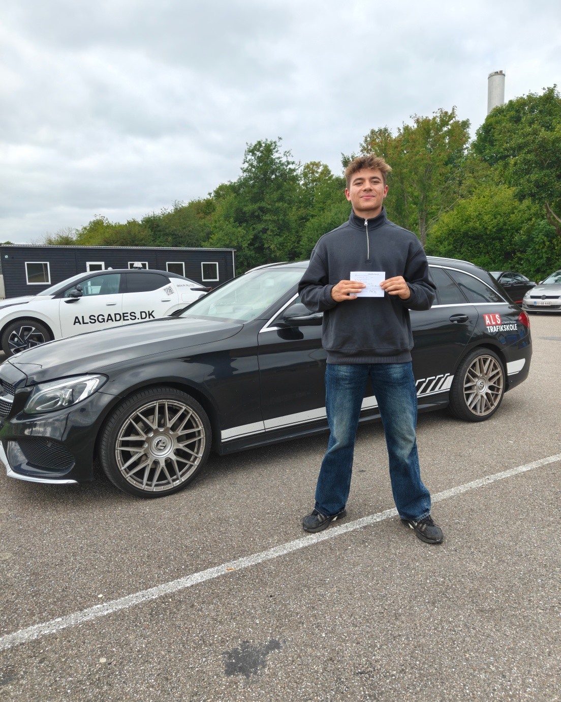 Så fik vi sgu også Achille igennem køreprøven! 💪🚗💨

Mega stærkt kørt, Achille! 😎🙌 Nu er kortet i hus, og du kan for alvor komme ud og nyde friheden på vejene! 🥳

Stort tillykke herfra – kæmpe godt gået! 👏🔥

#AlsTrafikskole #Kørekort #Bestået #Køreprøve #Tillykke