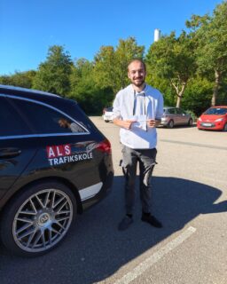 Endnu en glad elev til samlingen! 🤗🚗💨

Denne gang fik vi Rasmus sikkert igennem køreprøven! 💪

Stort tillykke med kørekortet, Rasmus – det er mega stærkt gået! 🇩🇰🎉

Tak for et godt forløb 🙌 

#Kørekort #Køreprøve #Bestået #AlsTrafikskole #Sønderborg