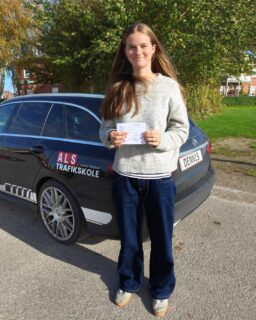 🥳🚗 KÆMPE TILLYKKE, SIGNE! 🚗🥳
Så kom dagen, hvor Signe bestod sin køreprøve og ikke nok med det, hun har klaret DET HELE I FØRSTE HUG! 💪🔥 Det er sgu godt gået! 🤩👏
Det har været en fornøjelse at følge dig på vejen mod kørekortet, og nu venter friheden bag rattet og masser af nye oplevelser på vejene. 🚘💨
Tak for tilliden, Signe – pas godt på dig selv derude, og nyd friheden! ❤️
#Kørekort #Køreprøve #Bestået #AlsTrafikskole #Sønderborg